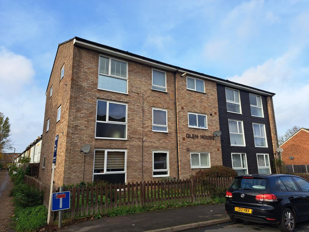 1 bed flat for sale in Bute Road, Wallington SM6, £200,000