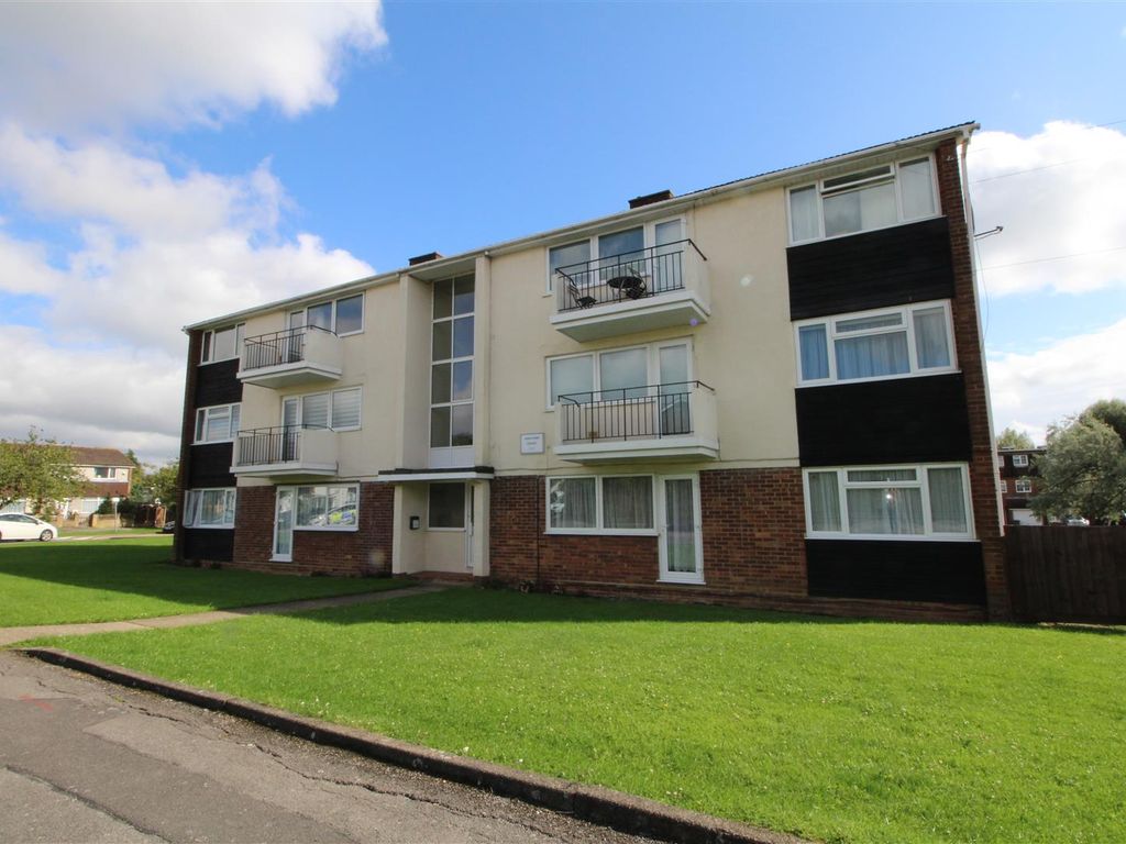 2 bed flat for sale in Audley Close, Borehamwood WD6, £319,950