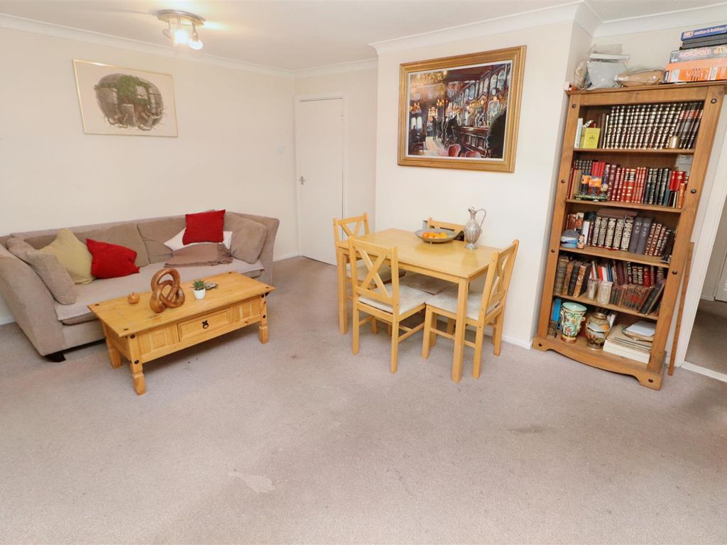 2 bed flat for sale in Audley Close, Borehamwood WD6, £319,950