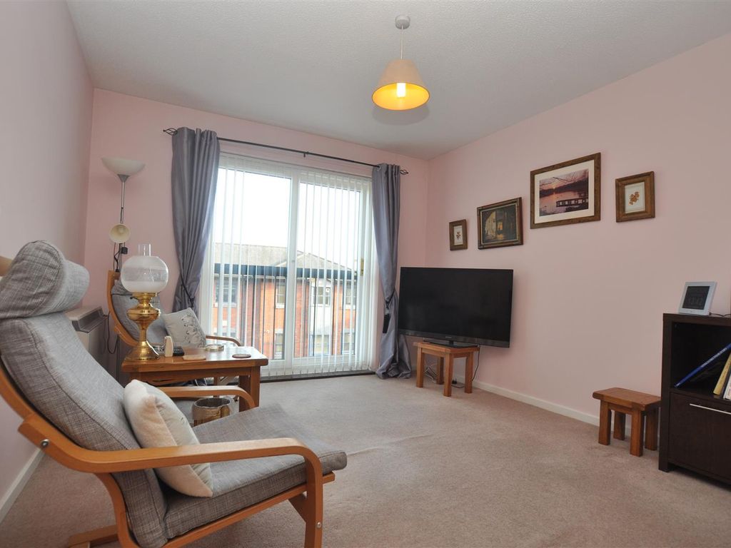 1 bed flat for sale in Bancroft, Hitchin SG5, £100,000