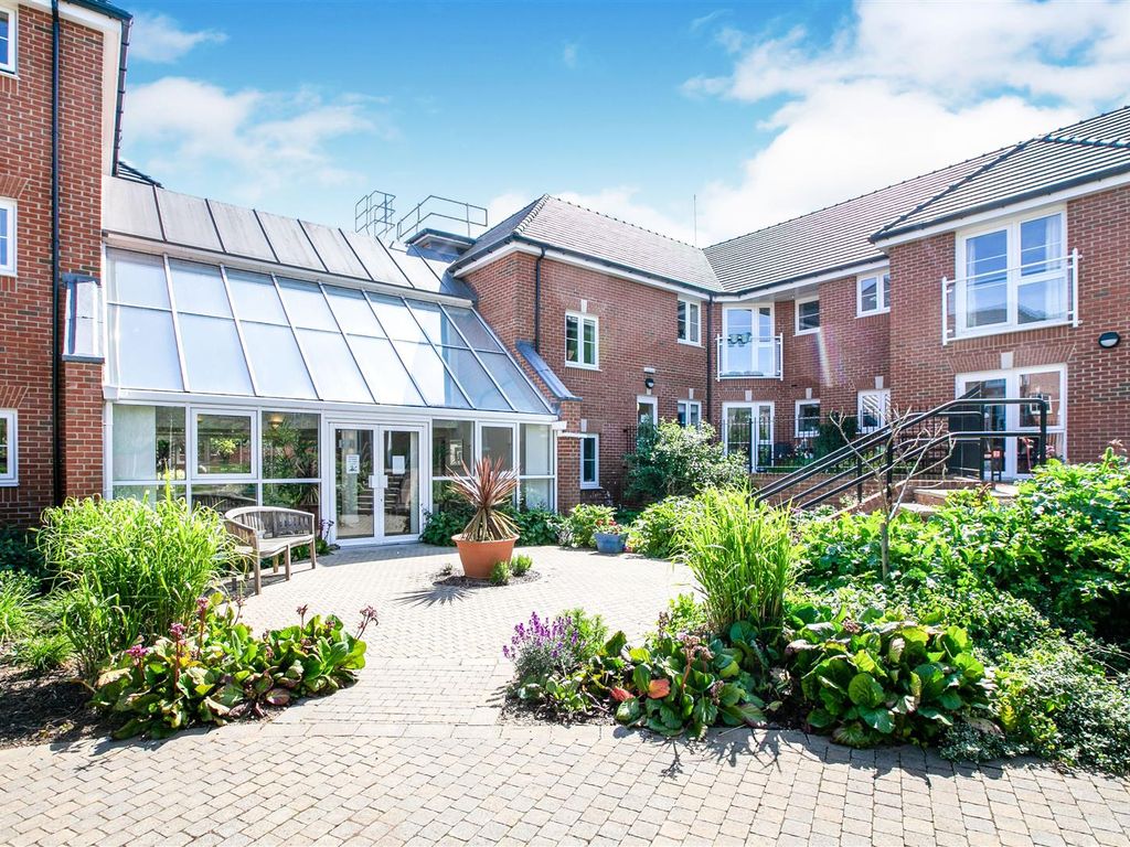 1 bed flat for sale in Park, House, Old Park Road, Hitchin SG5, £275,000