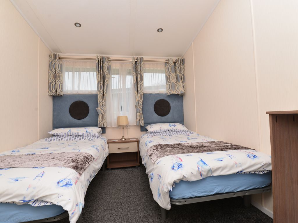 3 bed mobile/park home for sale in Dane Park, Shorefield Park, Downton, Lymington SO41, £145,000