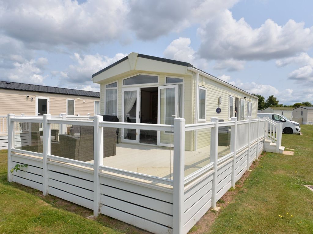 2 bed mobile/park home for sale in Chewton Sound, Hoburne Naish, Christchurch Road, New Milton BH25, £72,500