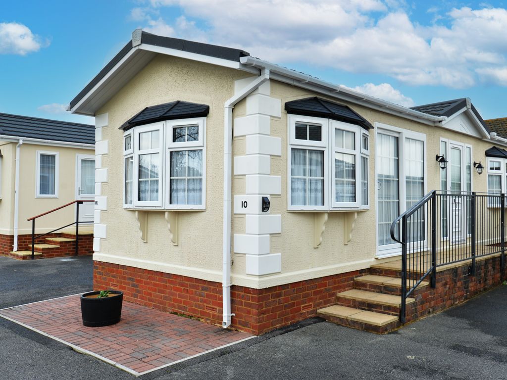 2 bed mobile/park home for sale in King George Park, Christchurch Road, New Milton BH25, £120,000