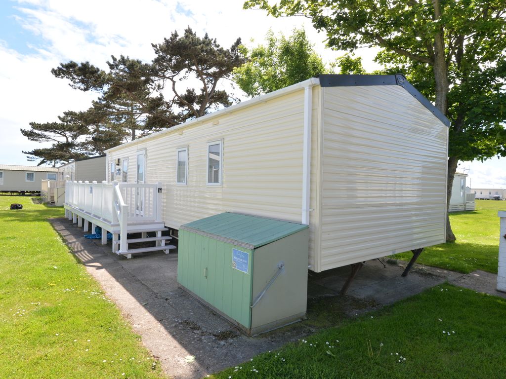 2 bed mobile/park home for sale in Chewton Sound, Hoburne Naish, Christchurch Road, New Milton BH25, £49,950