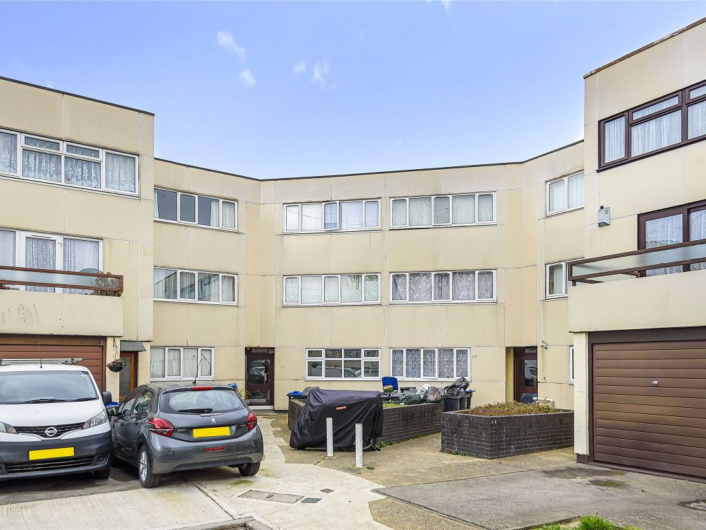 1 bed flat for sale in Gale Close, Mitcham CR4, £200,000