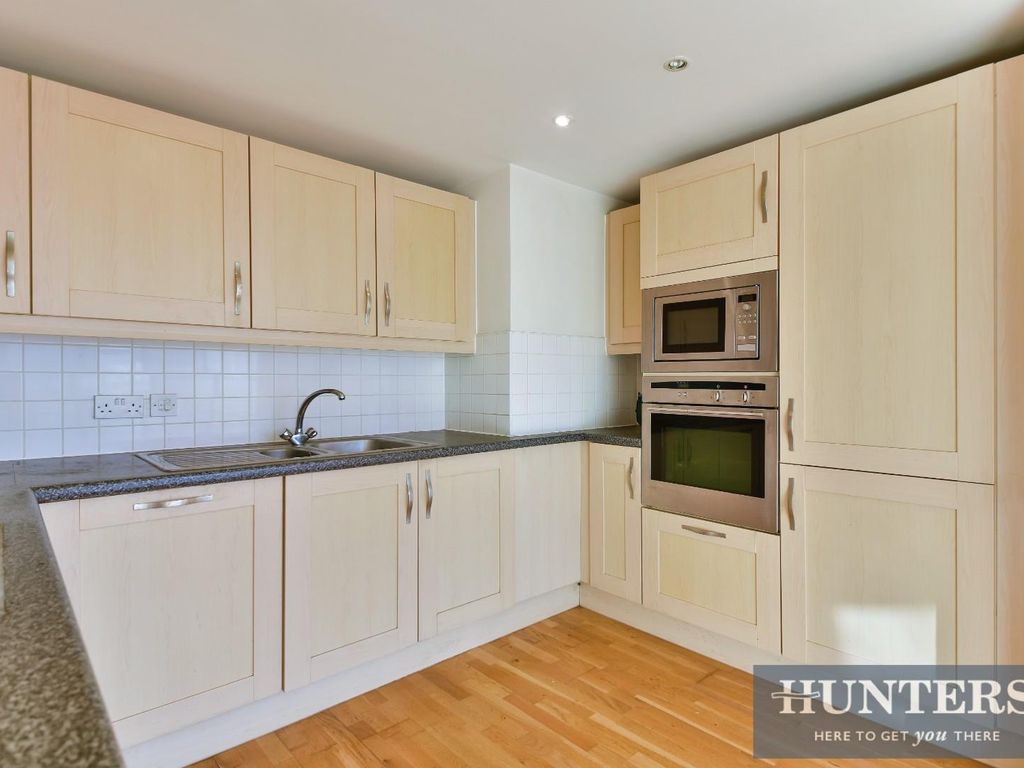 1 bed flat for sale in Town Meadow, Brentford TW8, £270,000