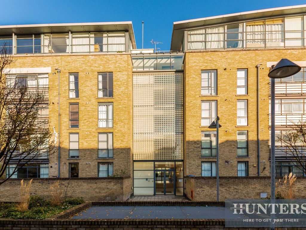 1 bed flat for sale in Town Meadow, Brentford TW8, £270,000