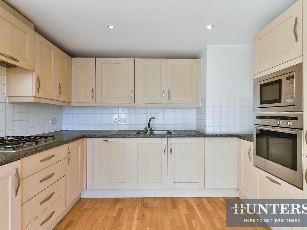 1 bed flat for sale in Town Meadow, Brentford TW8, £270,000