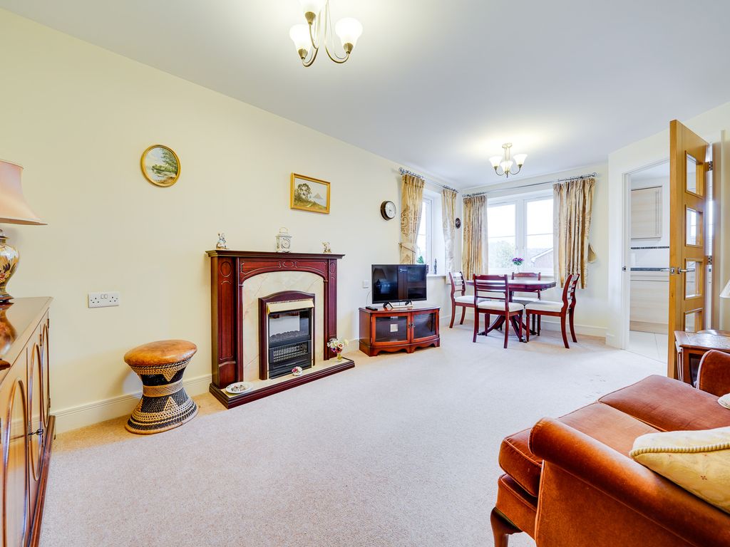 2 bed flat for sale in Goodes Court, Royston SG8, £215,000