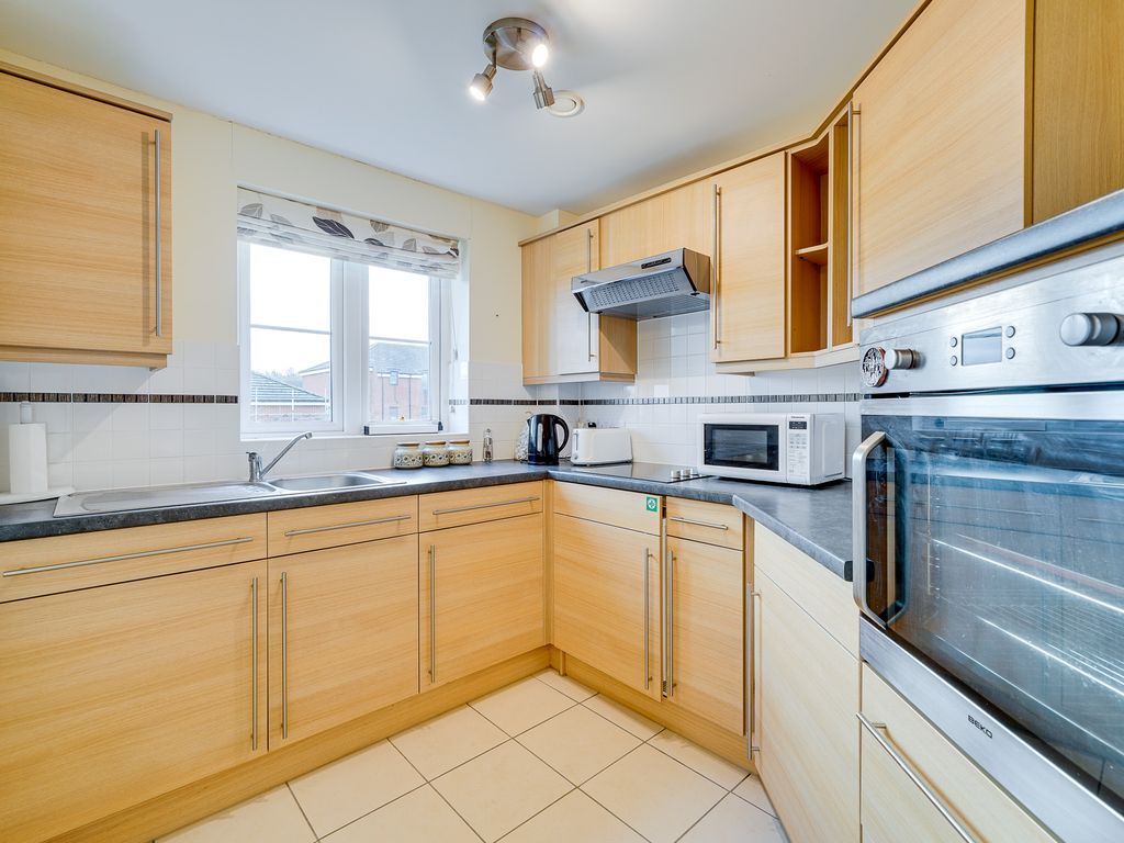 2 bed flat for sale in Goodes Court, Royston SG8, £215,000