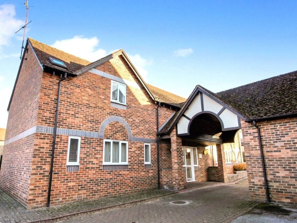 3 bed flat for sale in Cherry Grove, Hungerford, Berkshire RG17, £195,000