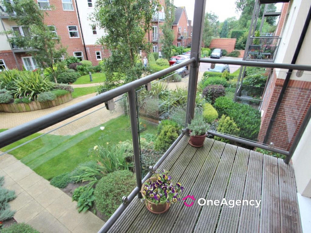 2 bed flat for sale in High Street, Wolstanton, Newcastle-Under-Lyme ST5, £140,000