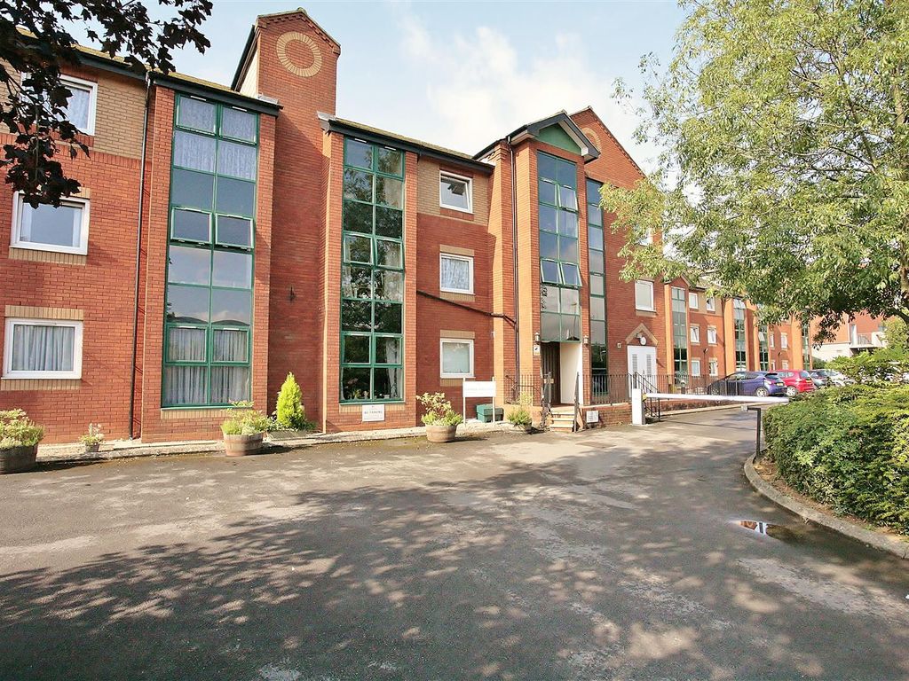 1 bed flat for sale in Chamberlaine Court, Spiceball Park Road, Banbury OX16, £105,000