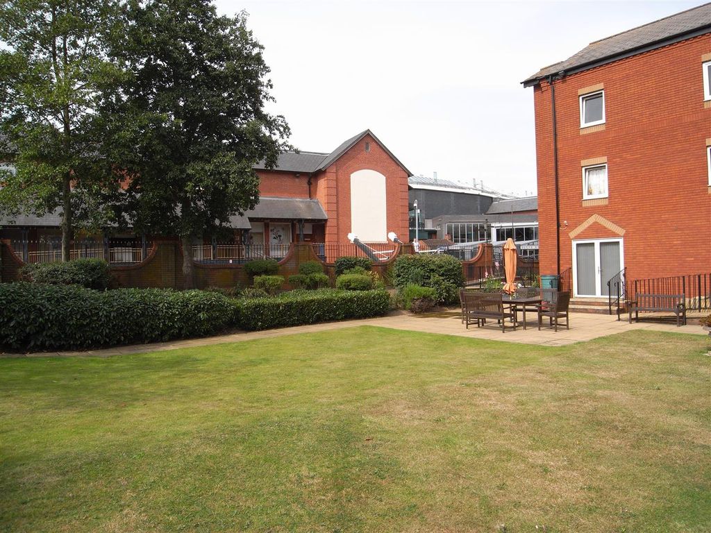 1 bed flat for sale in Chamberlaine Court, Spiceball Park Road, Banbury OX16, £105,000