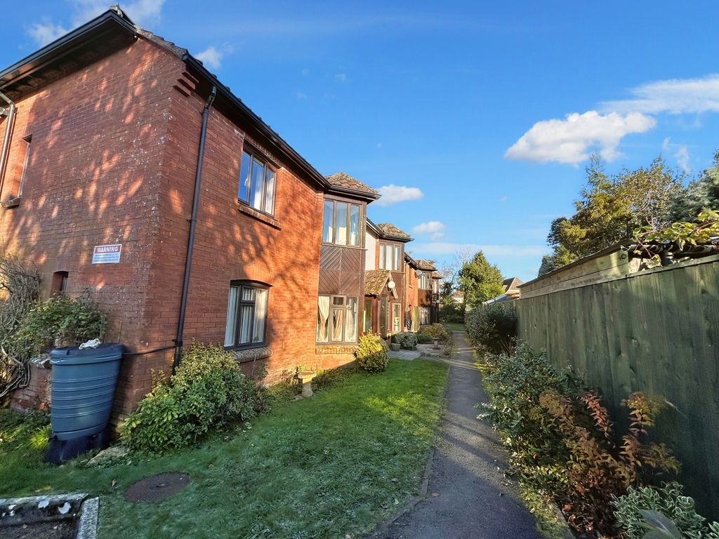 2 bed flat for sale in St. Edwards Court, Shaftesbury SP7, £115,000