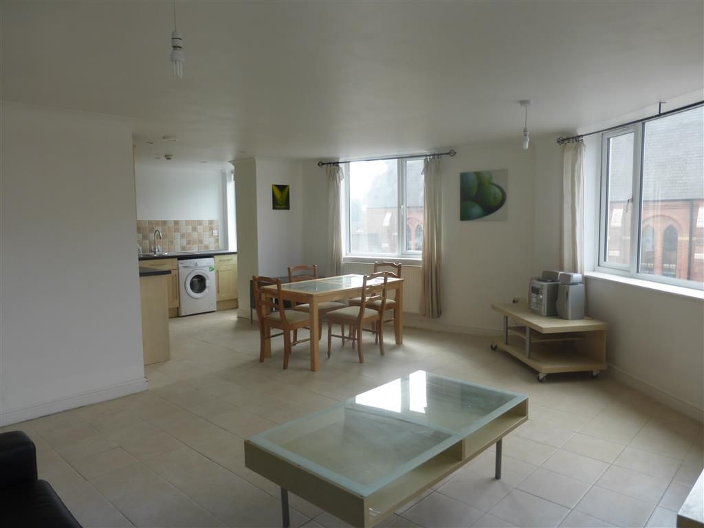 2 bed flat for sale in Clarence Street, Swindon SN1, £130,000