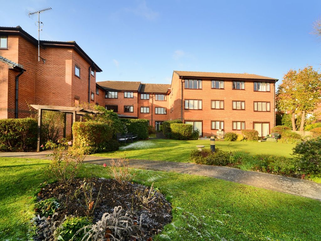 1 bed flat for sale in Wordsworth Drive, Cheam, Sutton SM3, £95,000
