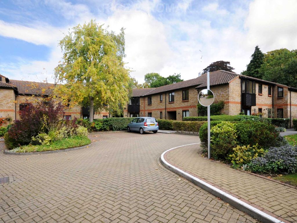 1 bed flat for sale in Talbot Lodge, Esher KT10, £160,000