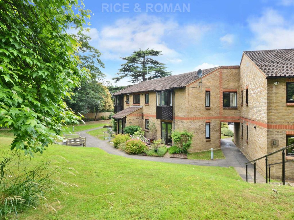 1 bed flat for sale in Talbot Lodge, Esher KT10, £160,000