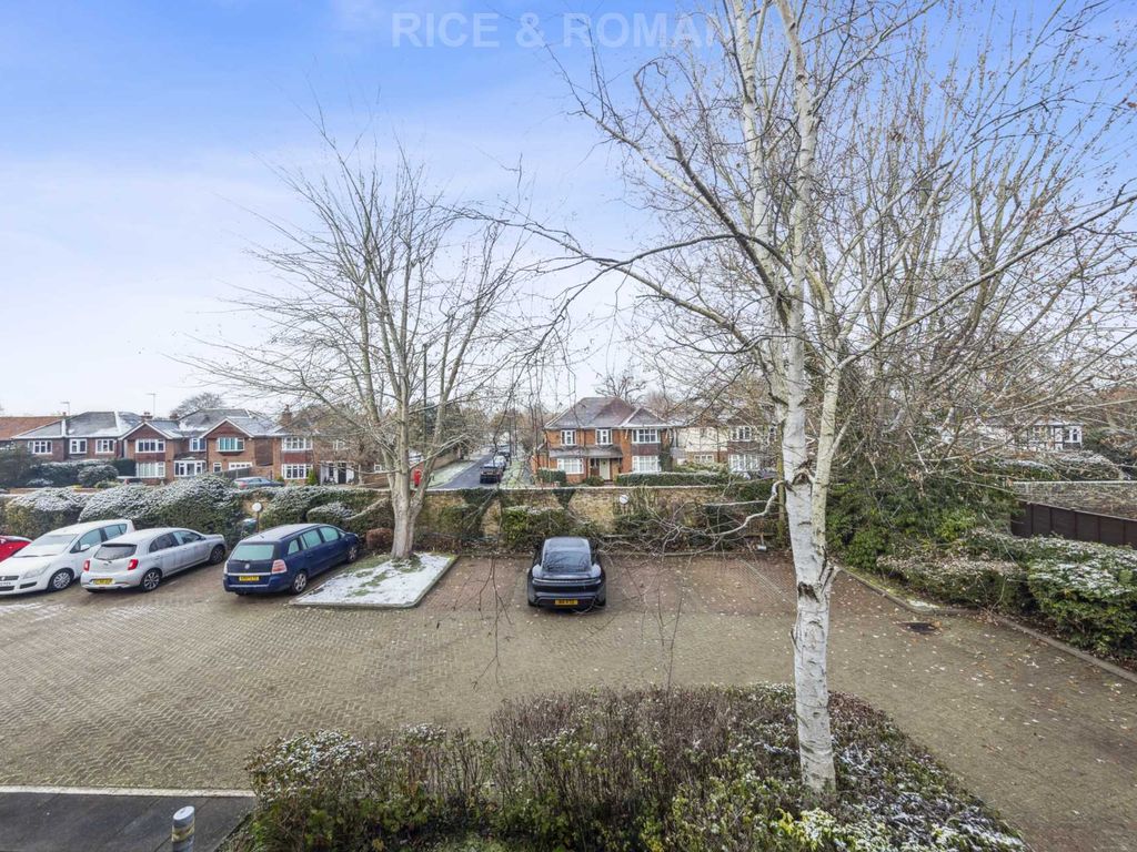 1 bed flat for sale in Talbot Lodge, Esher KT10, £160,000