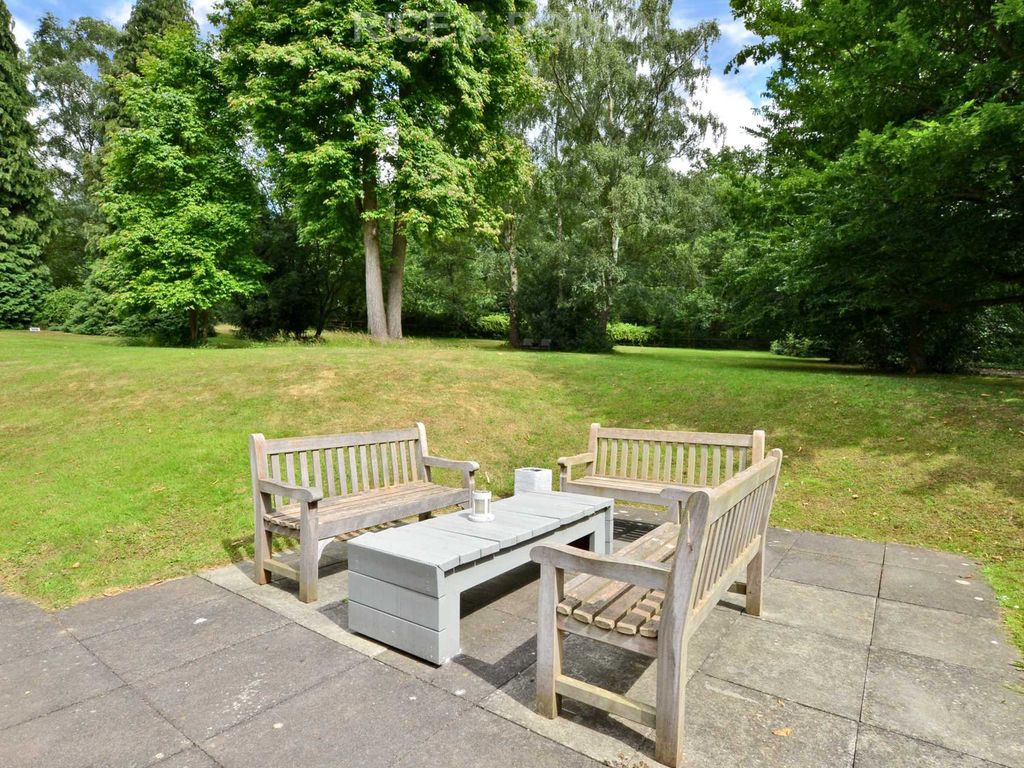 1 bed flat for sale in Talbot Lodge, Esher KT10, £160,000