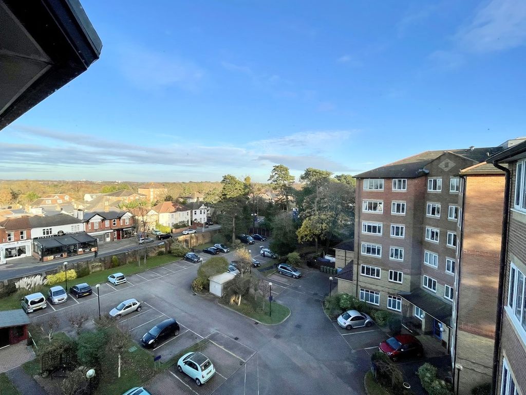 2 bed flat for sale in Lindsay Road, Westbourne, Poole BH13, £200,000