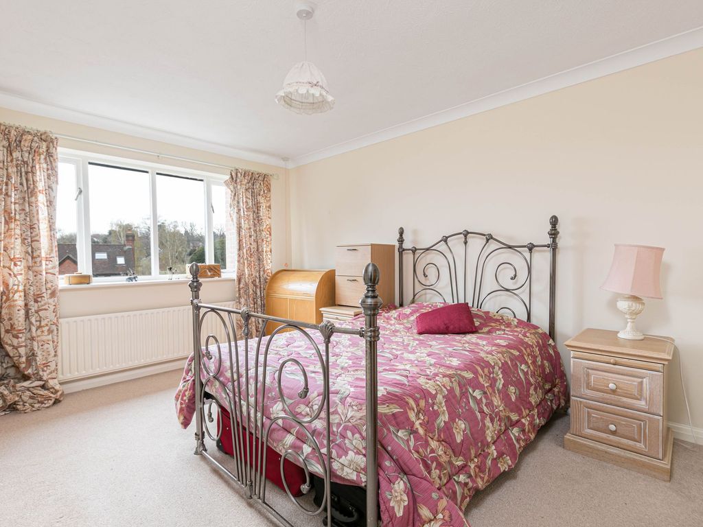 2 bed flat for sale in Hartfield Road, Oakwood Park Hartfield Road RH18, £125,000