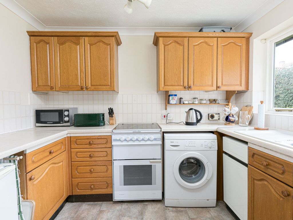 2 bed flat for sale in Hartfield Road, Oakwood Park Hartfield Road RH18, £125,000
