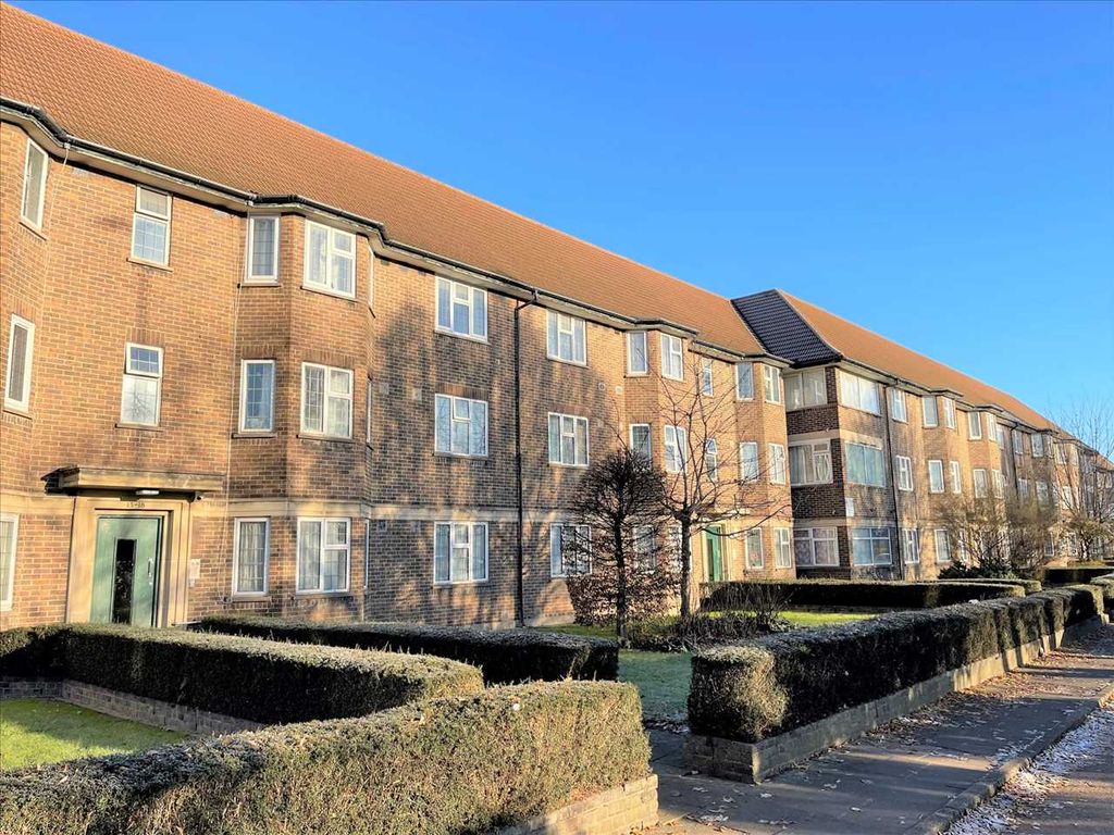 2 bed flat for sale in Great West Road, Hounslow TW5, £249,950