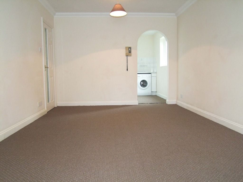 2 bed flat for sale in Shepherds Lane, Bracknell RG42, £215,000