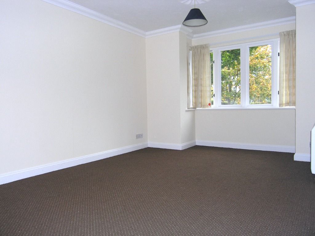 2 bed flat for sale in Shepherds Lane, Bracknell RG42, £215,000