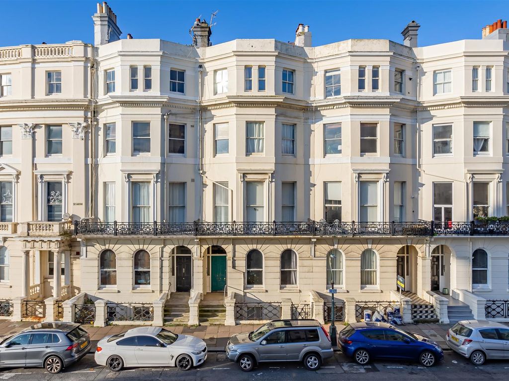 2 bed flat for sale in St. Aubyns, Hove BN3, £200,000