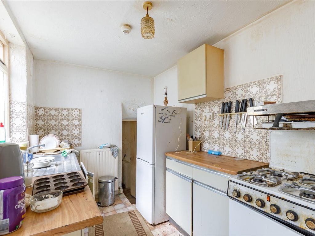 2 bed flat for sale in St. Aubyns, Hove BN3, £200,000
