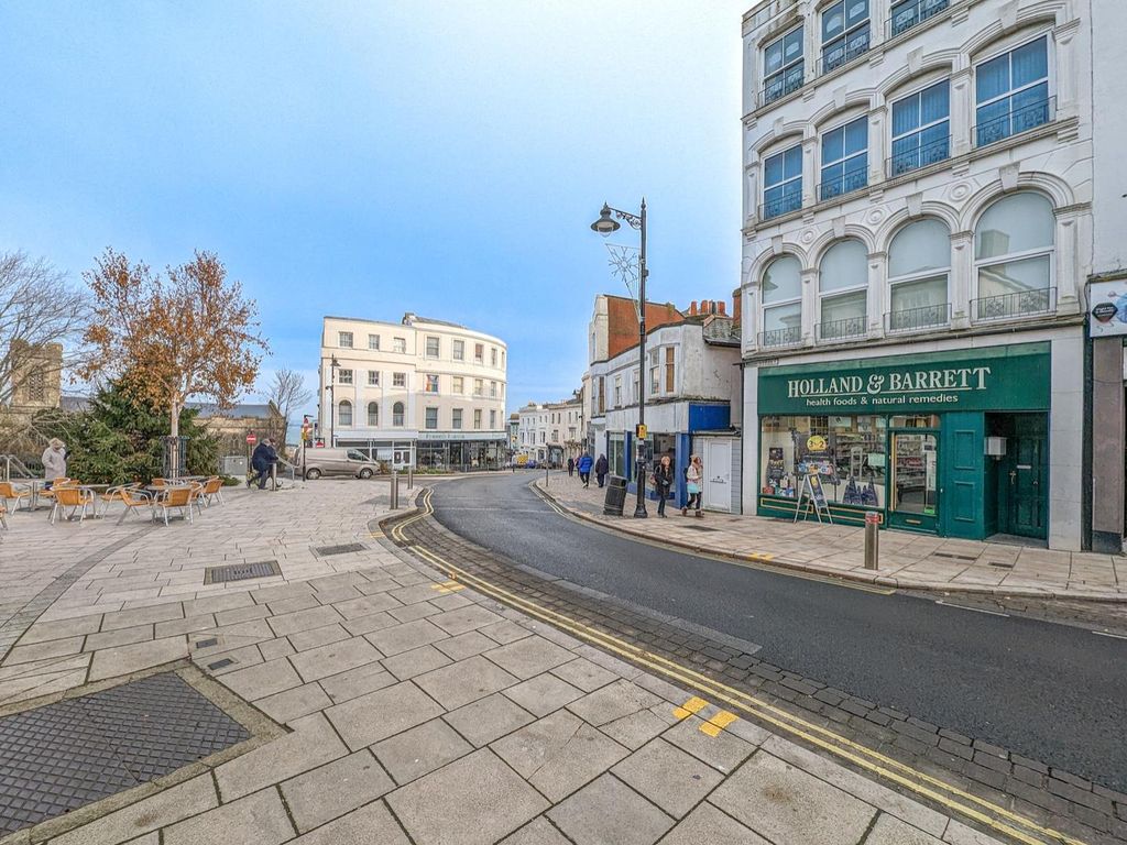 2 bed flat for sale in High Street, Ryde PO33, £140,000
