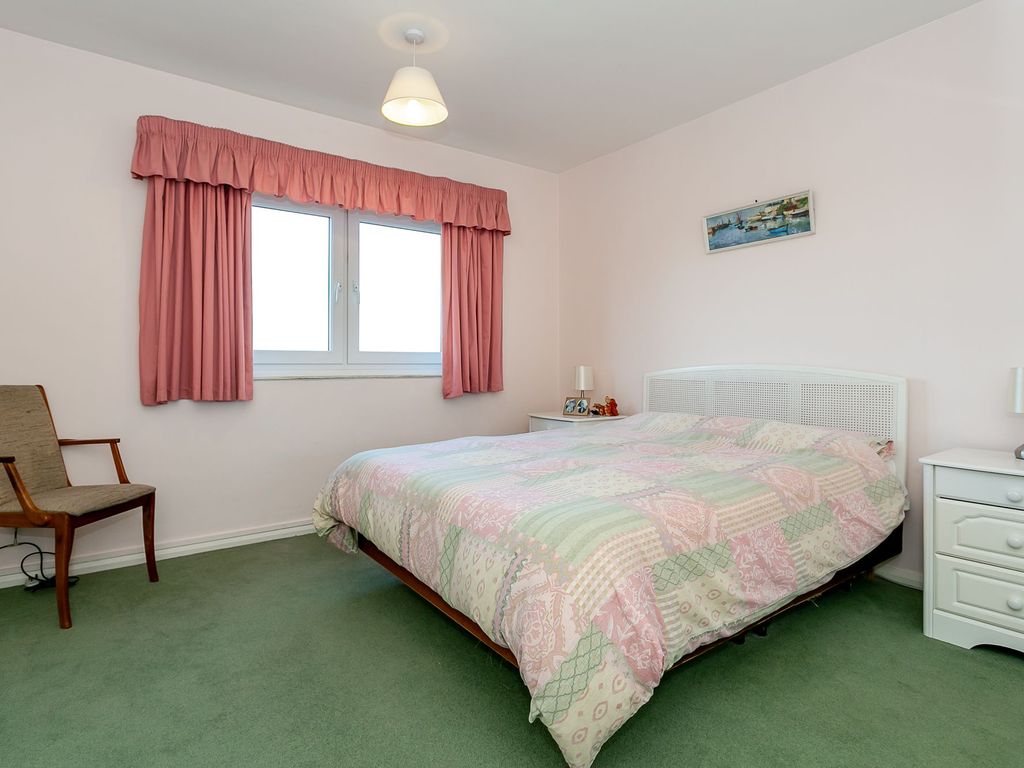 2 bed flat for sale in Park Parade, Harrogate HG1, £284,950