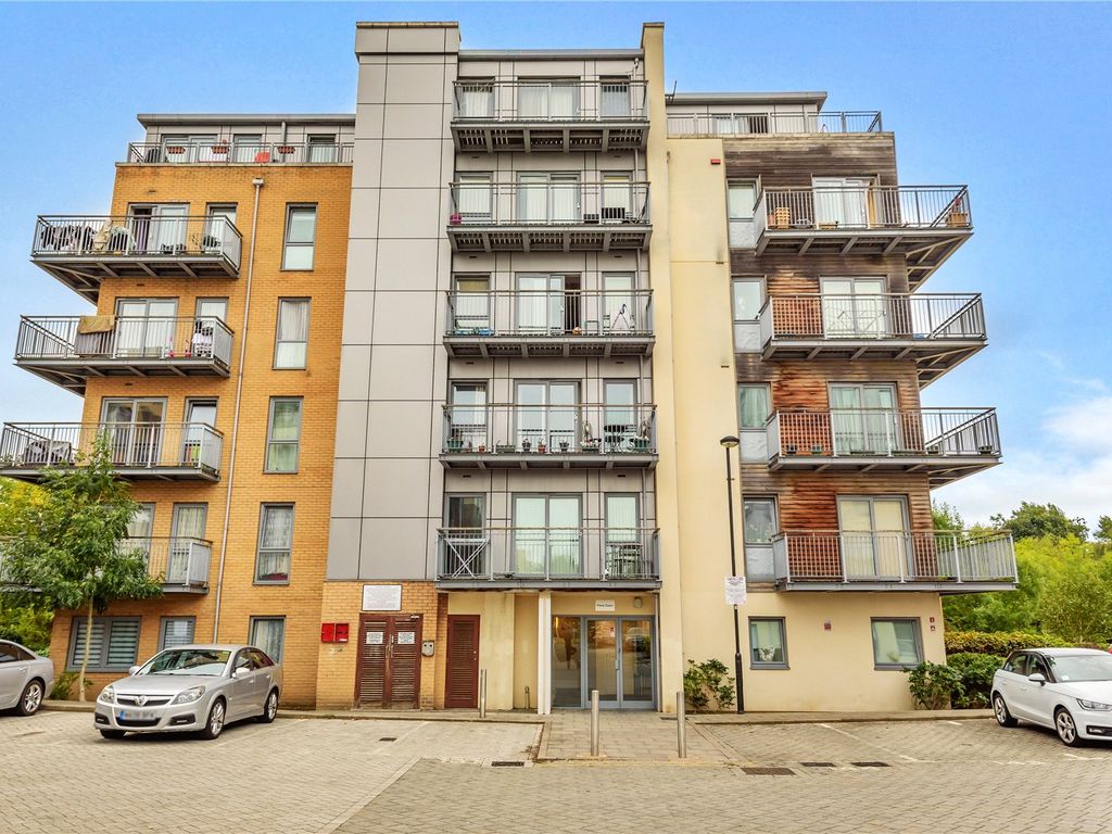 2 bed flat for sale in Fortune Avenue, Edgware, Barnet HA8, £265,000