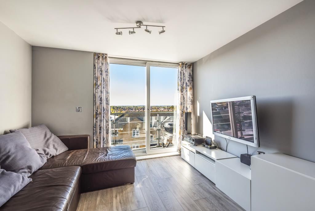 2 bed flat for sale in Feltham, London TW13, £275,000