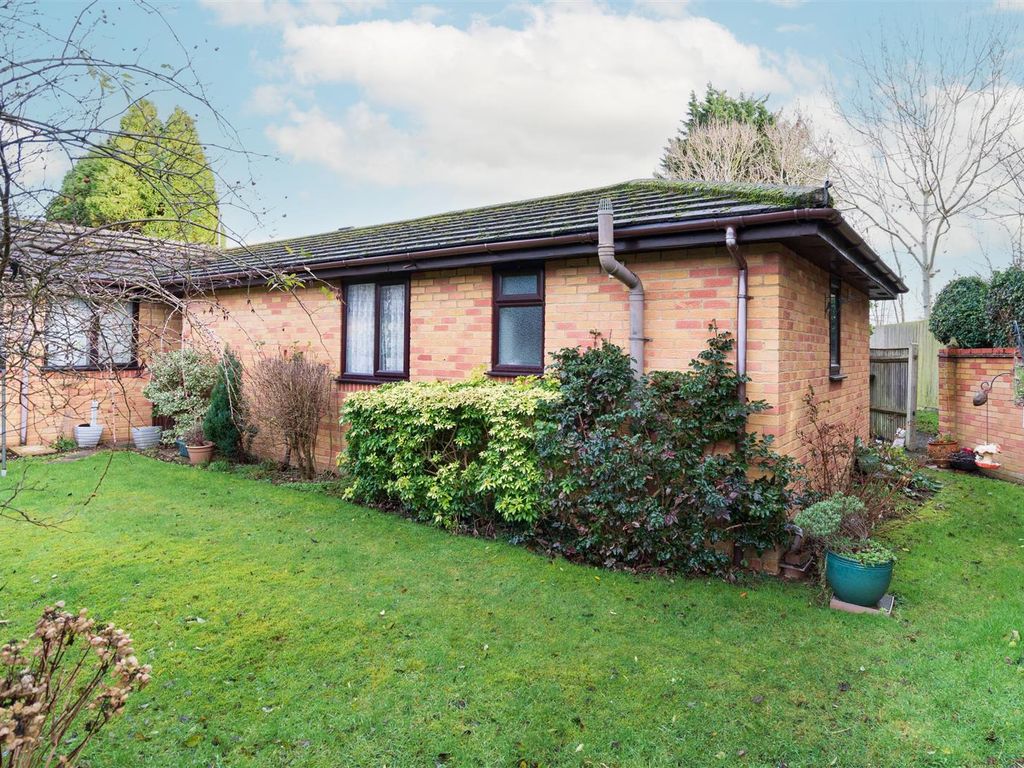1 bed bungalow for sale in Highfield Avenue, High Wycombe HP12, £135,950