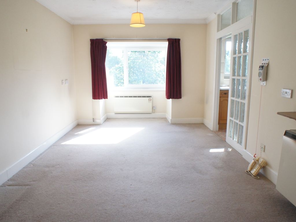 2 bed flat for sale in Billy Lows Lane, Potters Bar EN6, £199,000