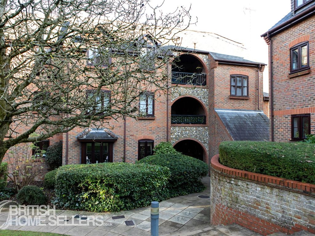 1 bed flat for sale in Kingsmead Road, High Wycombe HP11, £200,000