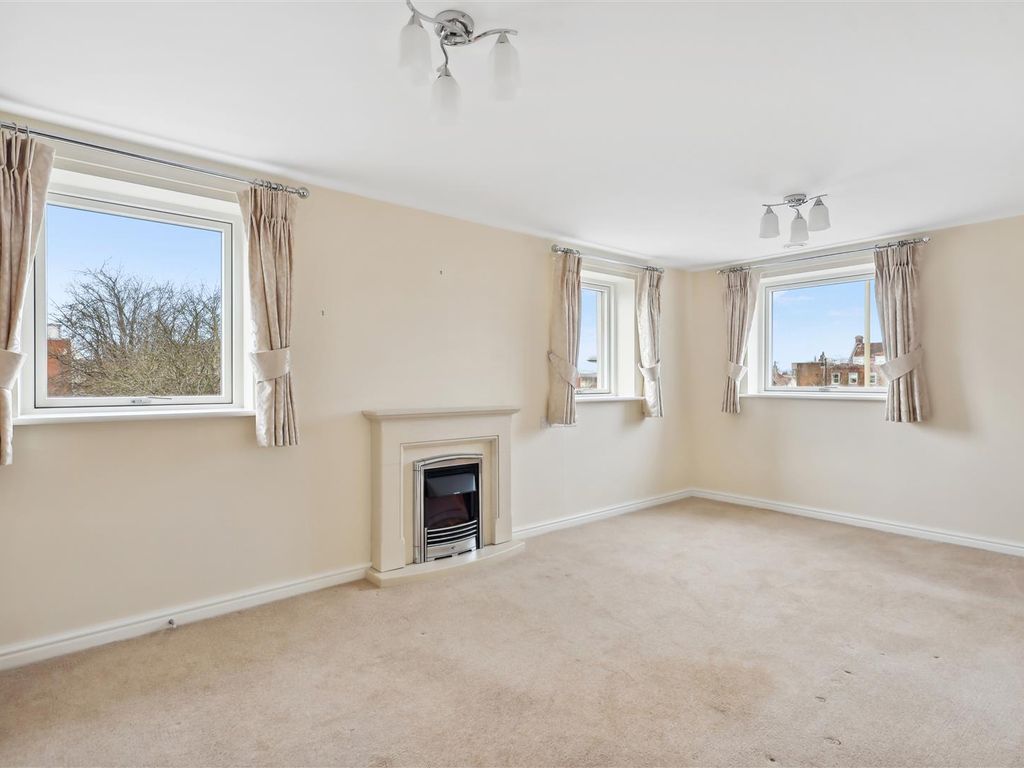 1 bed flat for sale in New Road, Basingstoke RG21, £175,000