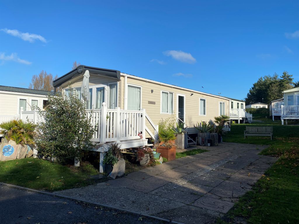 2 bed mobile/park home for sale in Napier Road, Hamworthy, Poole BH15, £29,950