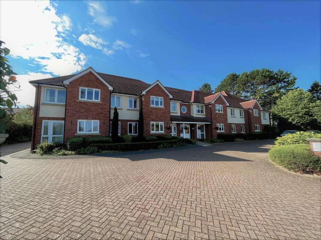 2 bed flat for sale in Wellington Avenue, Princes Risborough HP27, £290,000