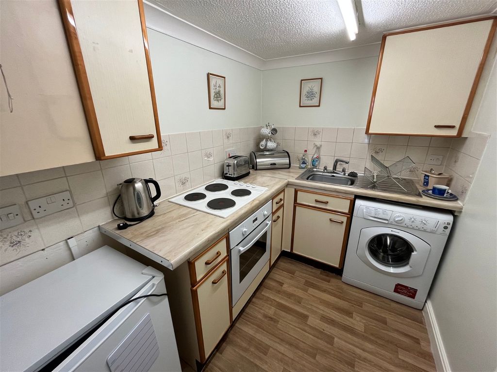 2 bed flat for sale in Abbey Road, Torquay TQ2, £70,000