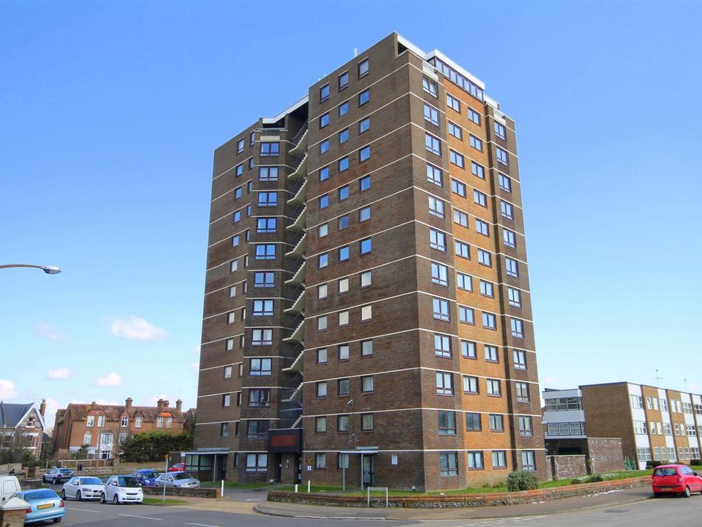 2 bed flat for sale in South Terrace, Littlehampton BN17, £240,000