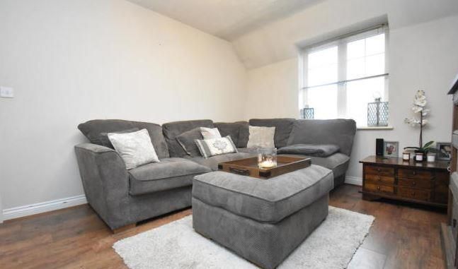 2 bed flat for sale in Newbury, Berkshire RG14, £170,000