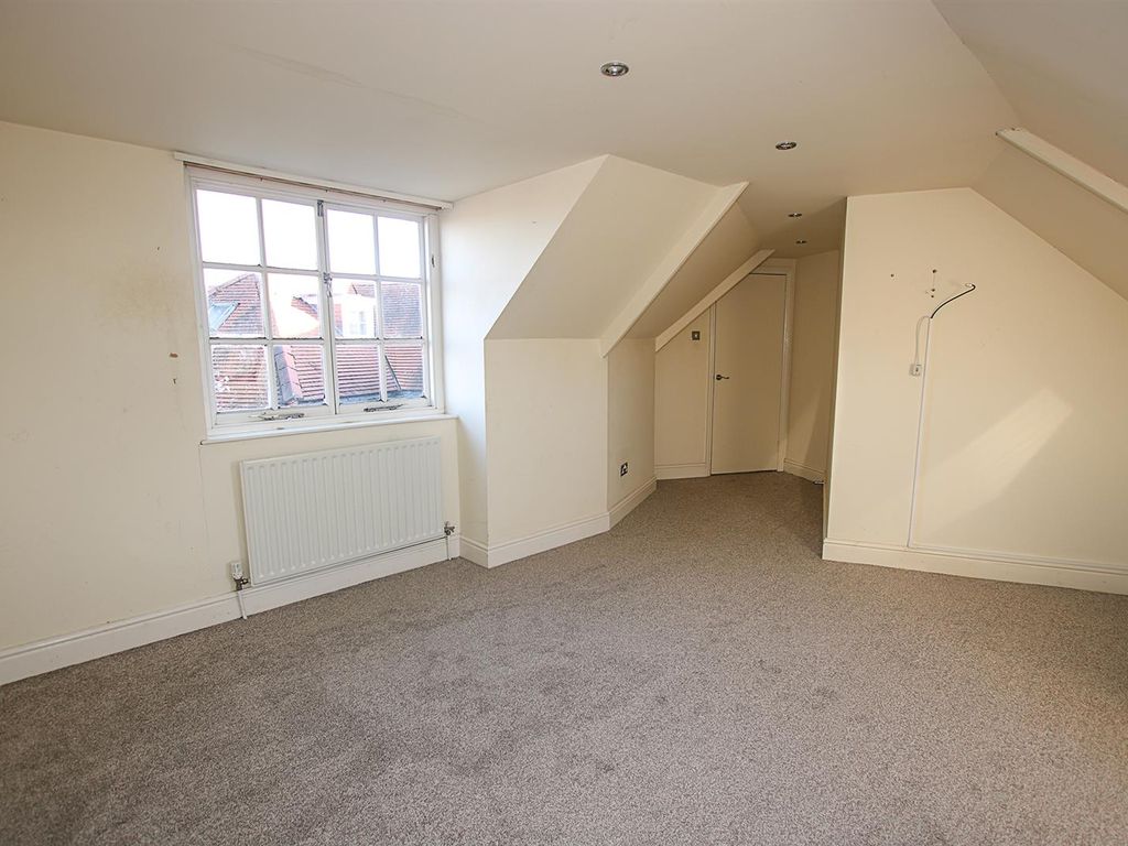 2 bed flat for sale in Green Road, Newmarket CB8, £220,000