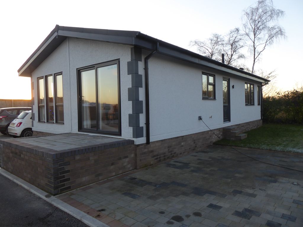 2 bed mobile/park home for sale in Homelea Residential Park, Elvington Lane, Elvington, North Yorkshire YO41, £195,000