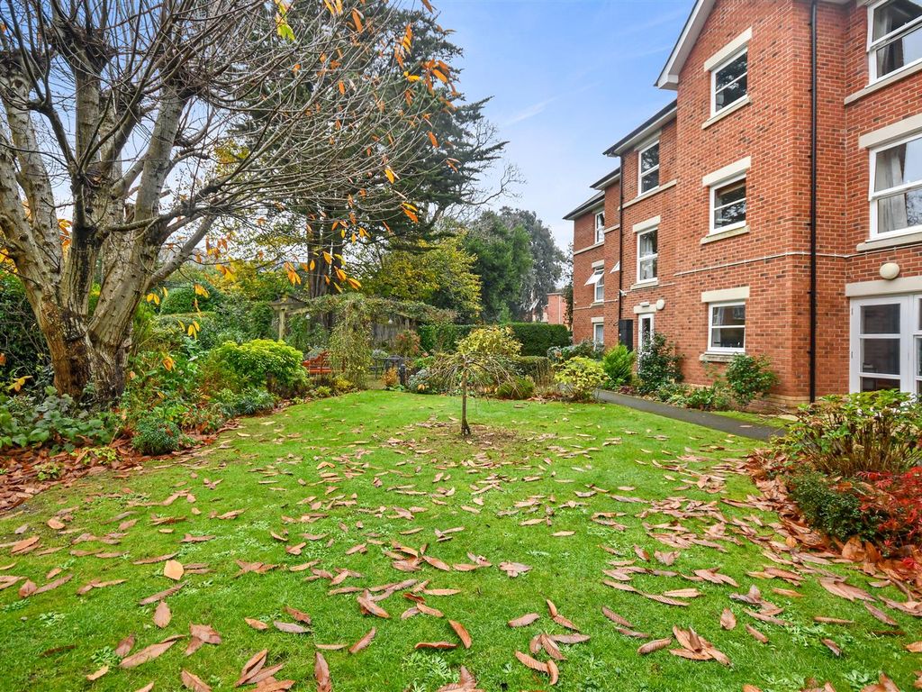 1 bed flat for sale in Sanderling Court, Wimborne Road, Bournemouth BH2, £145,000